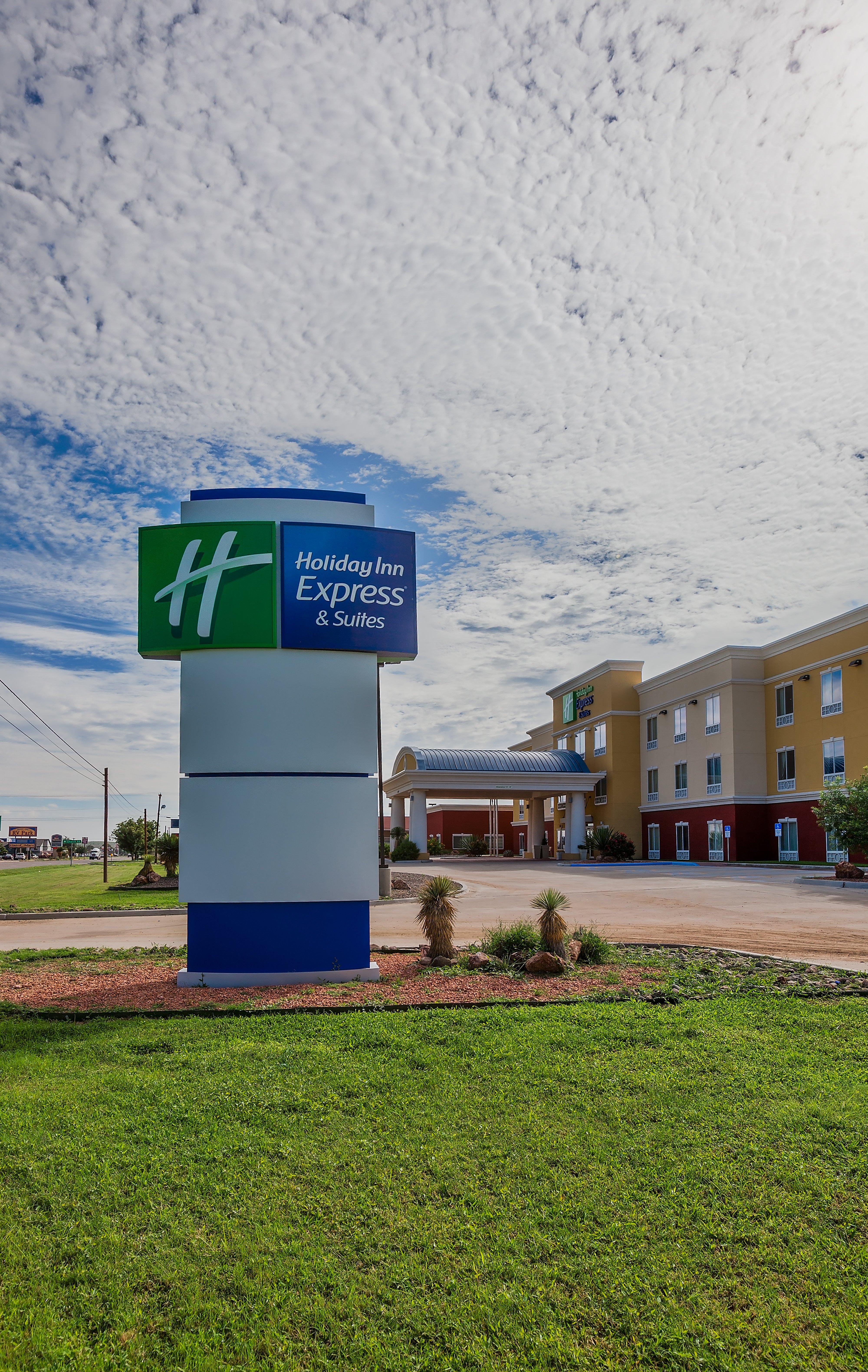 Holiday Inn Express And Suites Alpine By Ihg Exterior foto